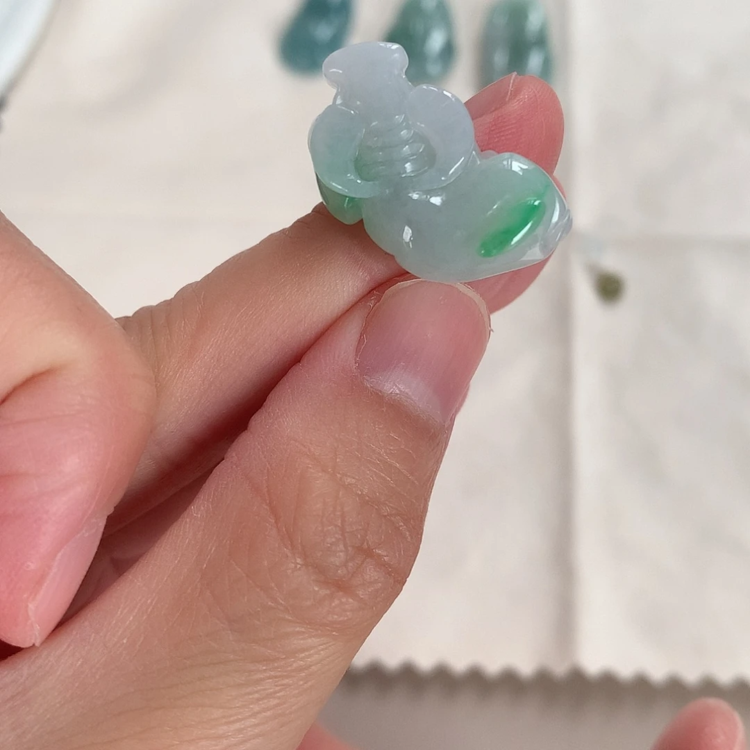 翡翠未镶嵌颈饰牛