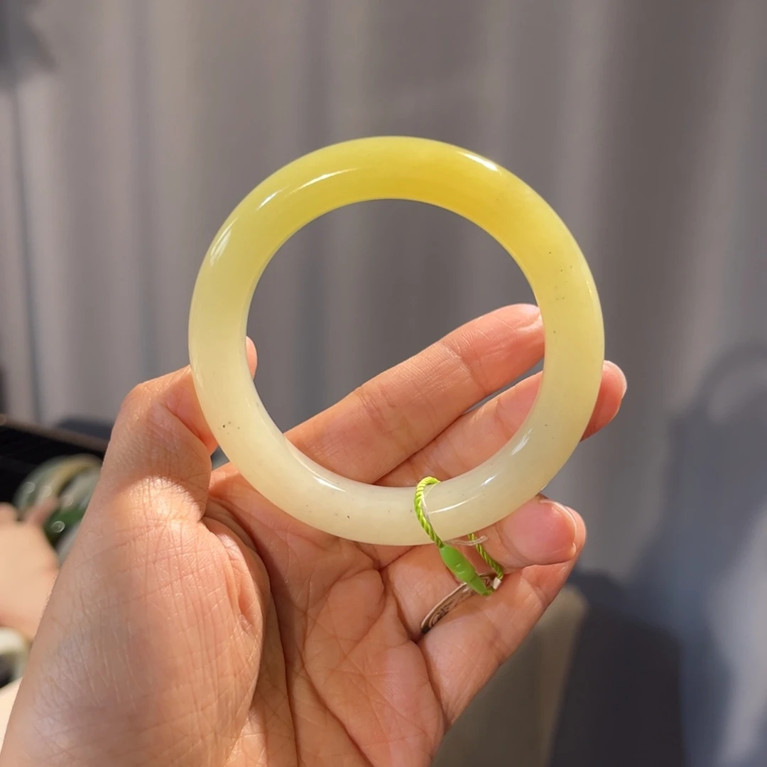 和田玉未镶嵌手镯  「鸡油黄半山水」