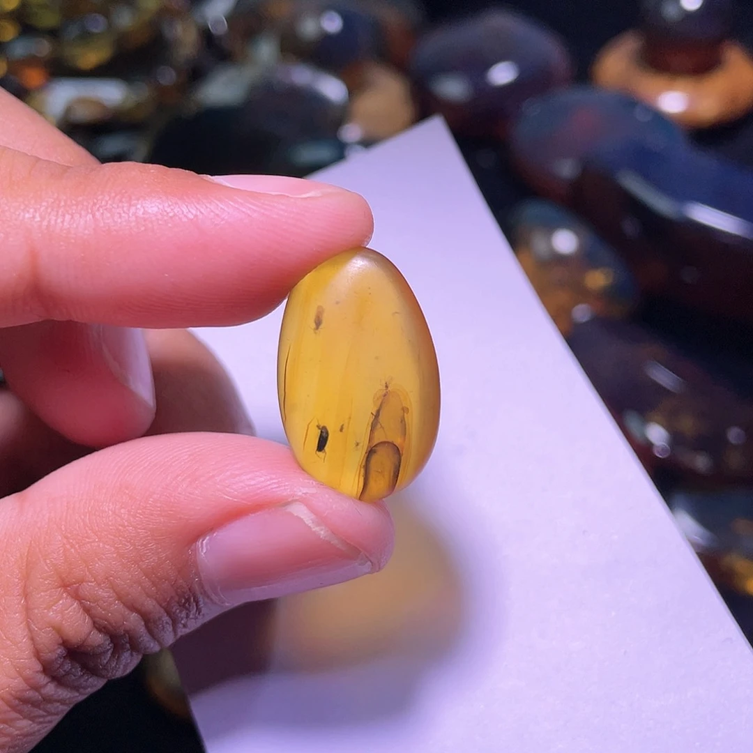 琥珀裸石未镶嵌，