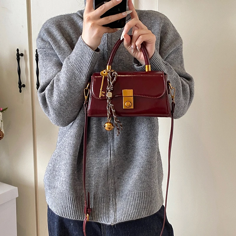 高级感锁扣包女复古新款简约时尚百搭单肩斜挎包手提小方包外出包