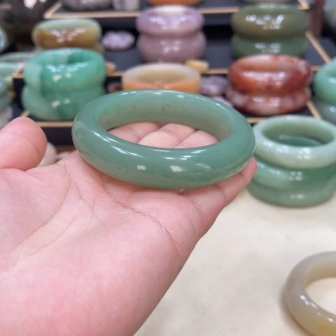 未镶嵌手镯石英质玉