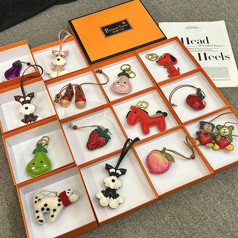 包包挂饰时尚可爱挂件简约钥匙扣小卡包汽车钥匙挂件手工配饰真皮