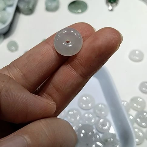 颈饰未镶嵌翡翠平安扣