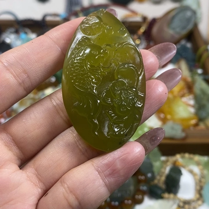 未镶嵌蛇纹石玉吊坠