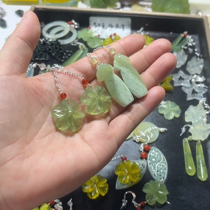 蛇纹石玉合金耳饰