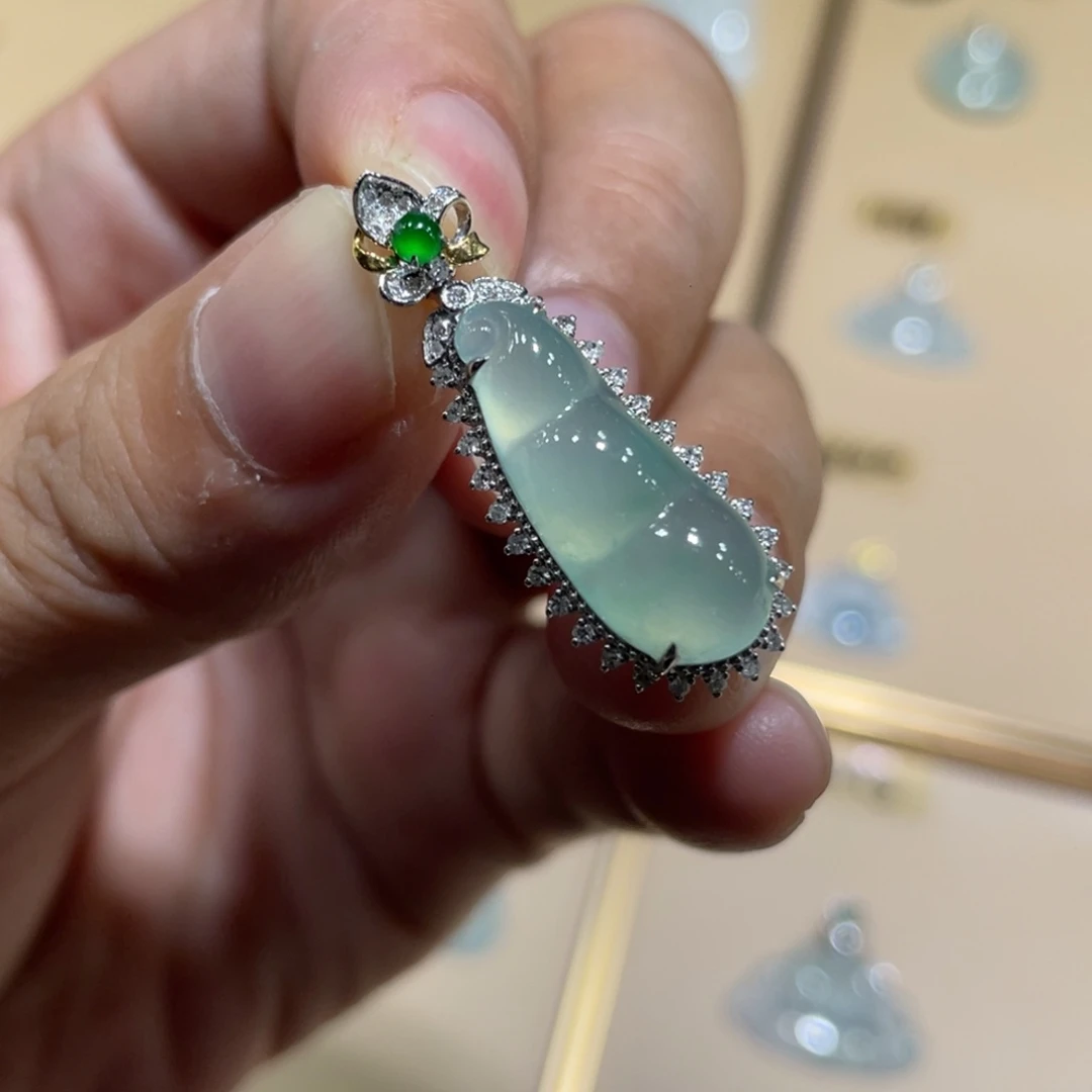 颈饰18K金镶嵌翡翠