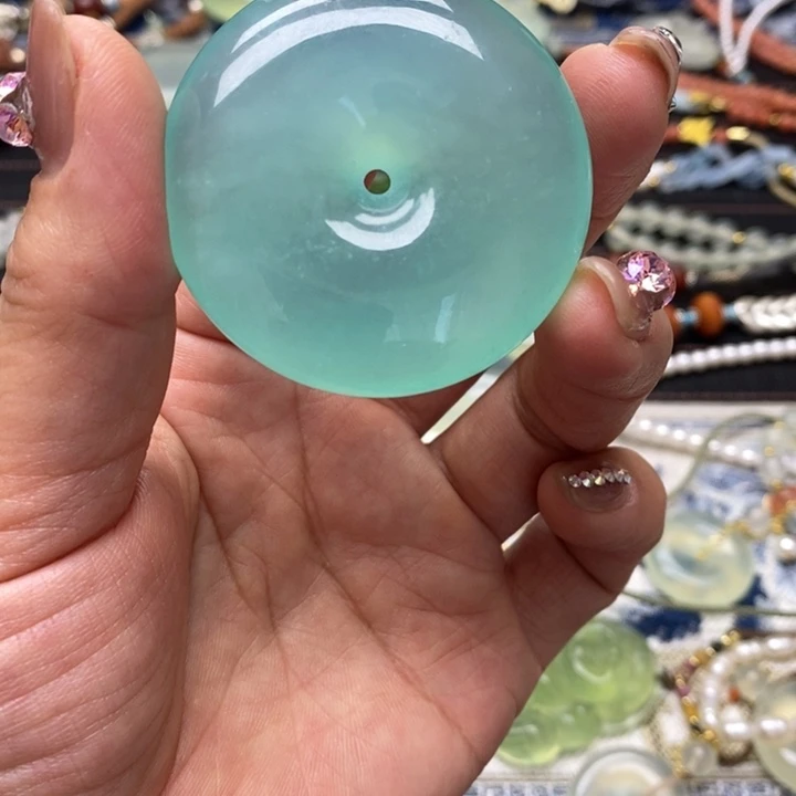 蛇纹石玉颈饰未镶嵌冬*?天青冻挂件