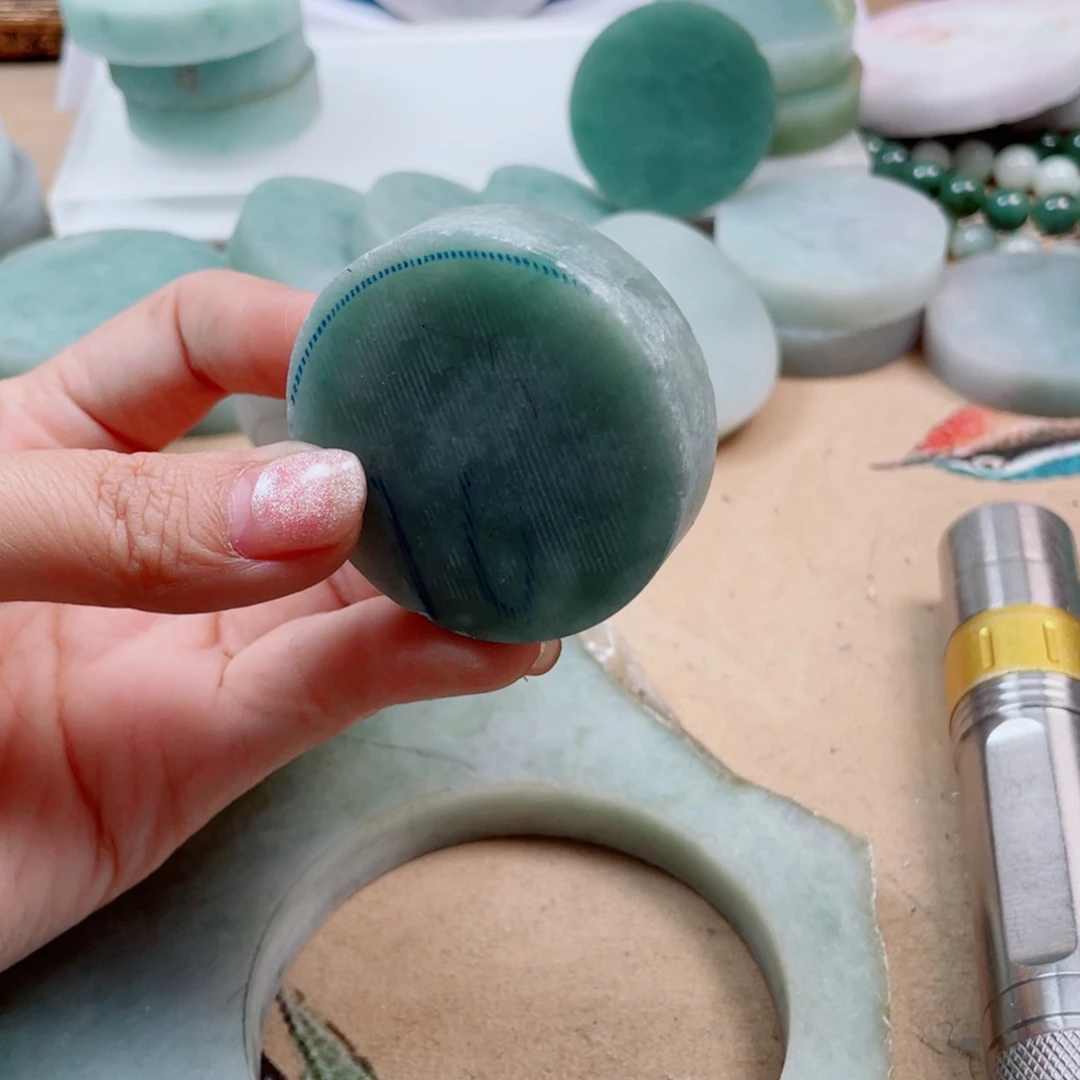 翡翠未镶嵌颈饰750……