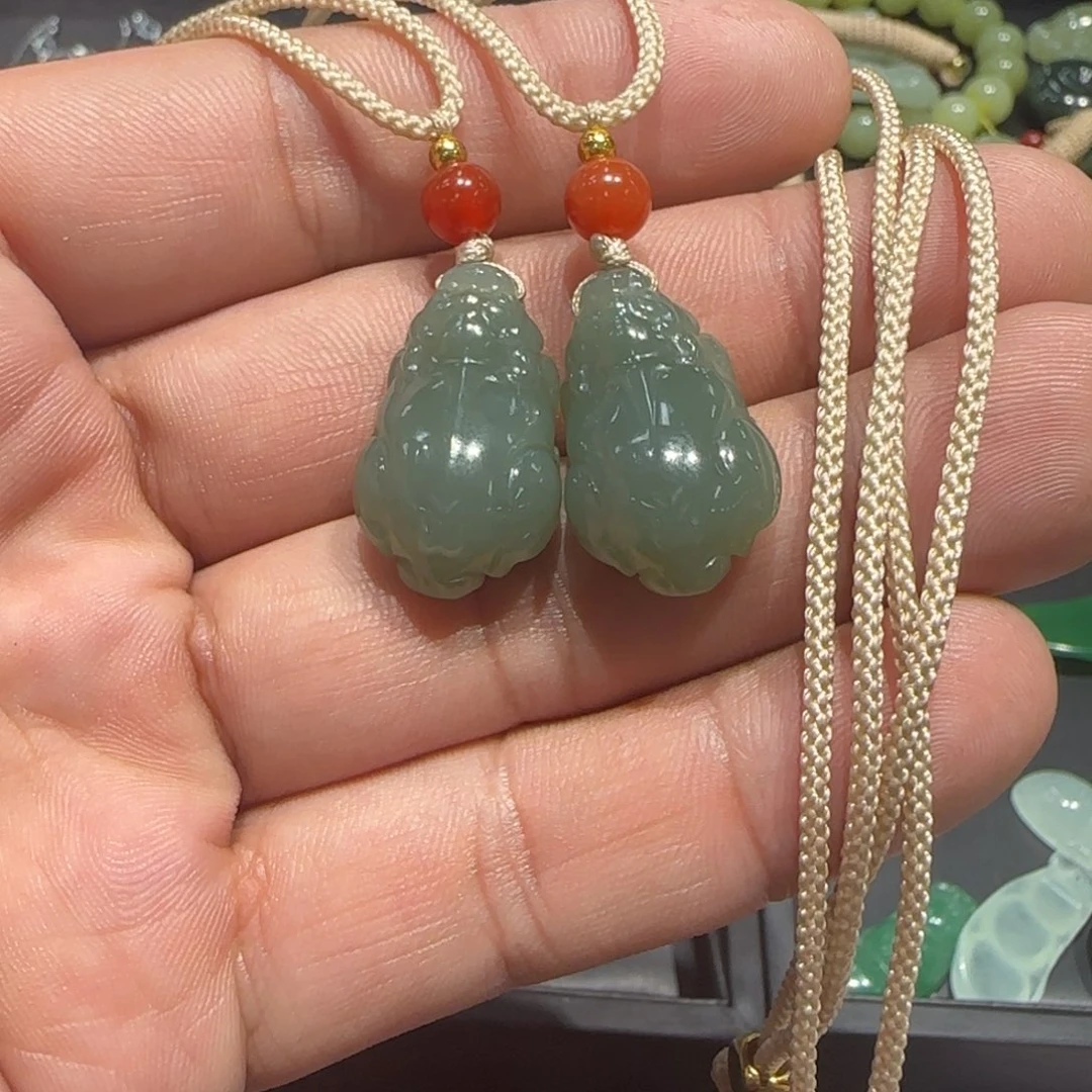 查罗石合金颈饰和田玉貔貅多样性发