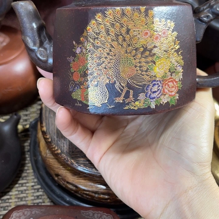 茶壶紫砂原矿泥料手工制作的一把紫砂壶。