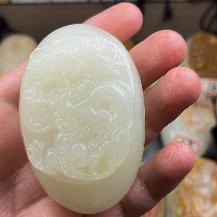 刘***珺石材方解石手把件龙