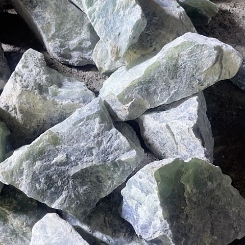 蛇纹石玉颈饰未镶嵌