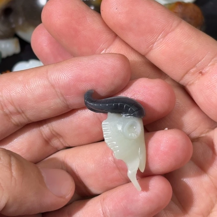 颈饰未镶嵌和田玉（白玉）
