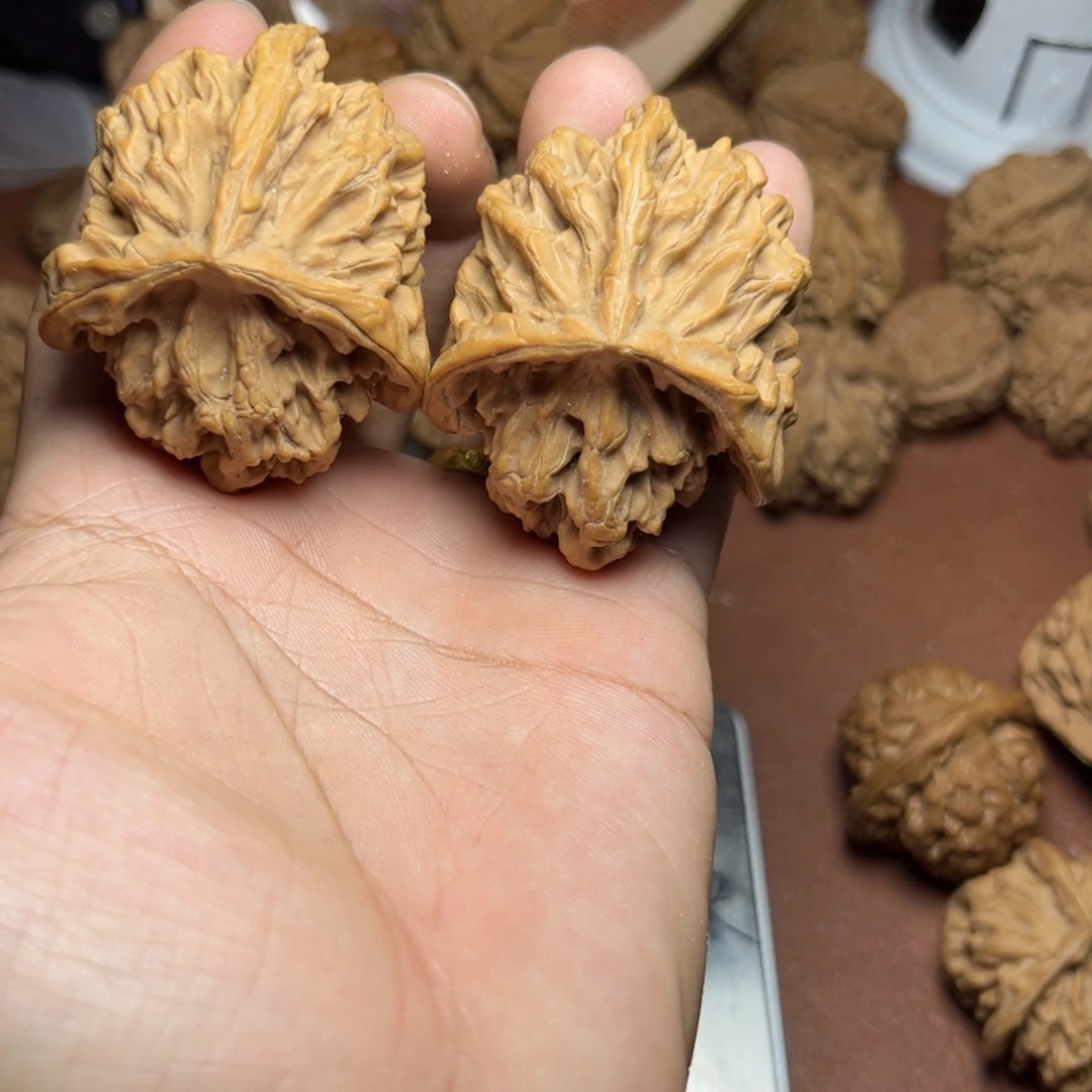 文玩核桃吊坠帝王三棱狮子头