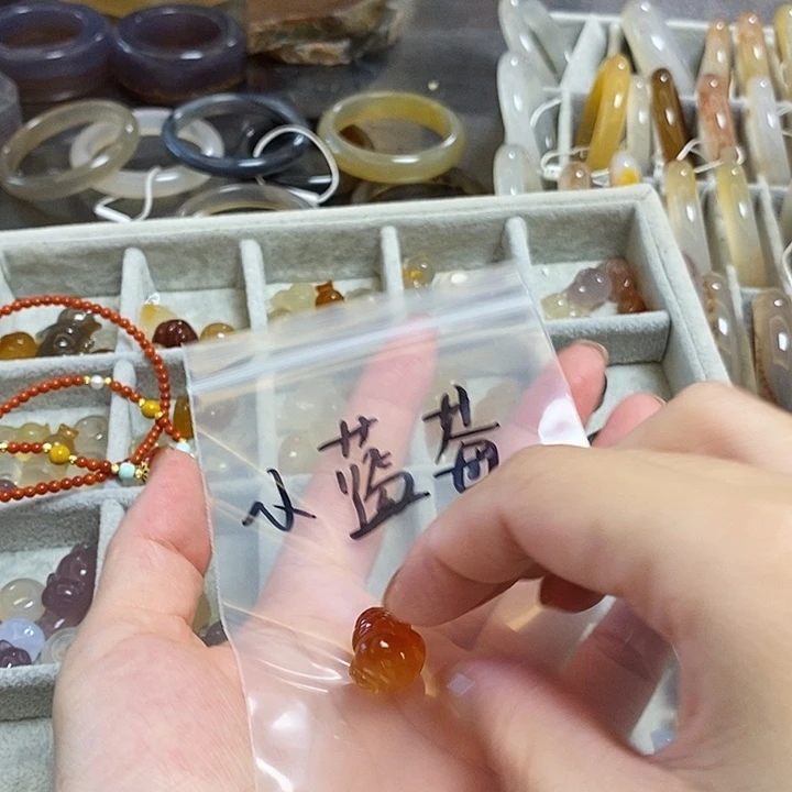 小***莓玛瑙/玉髓未镶嵌珠宝半成品