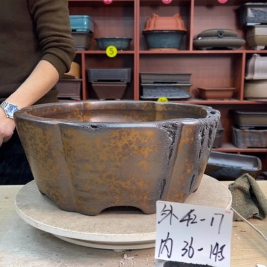 拾***者紫砂花盆里放上香