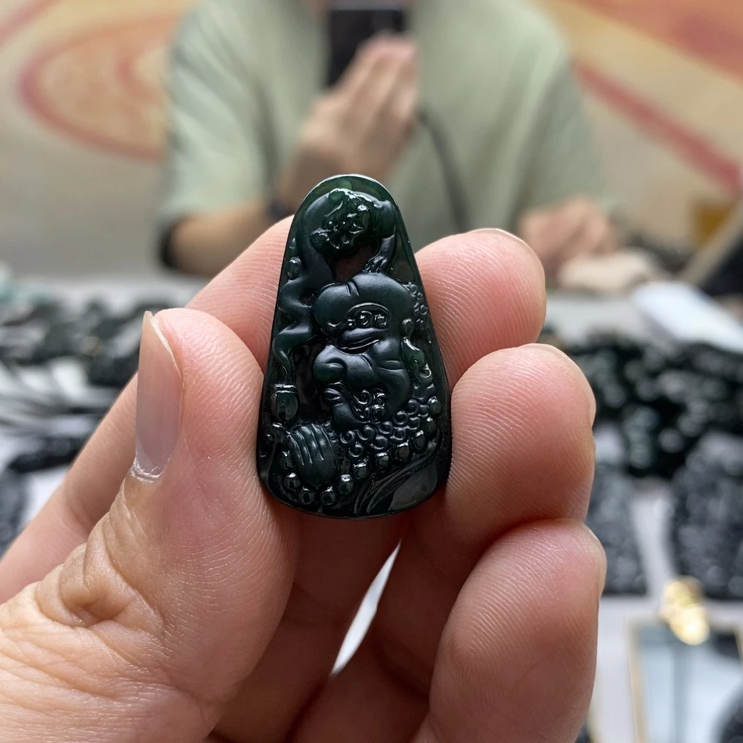 翡翠未镶嵌颈饰达摩