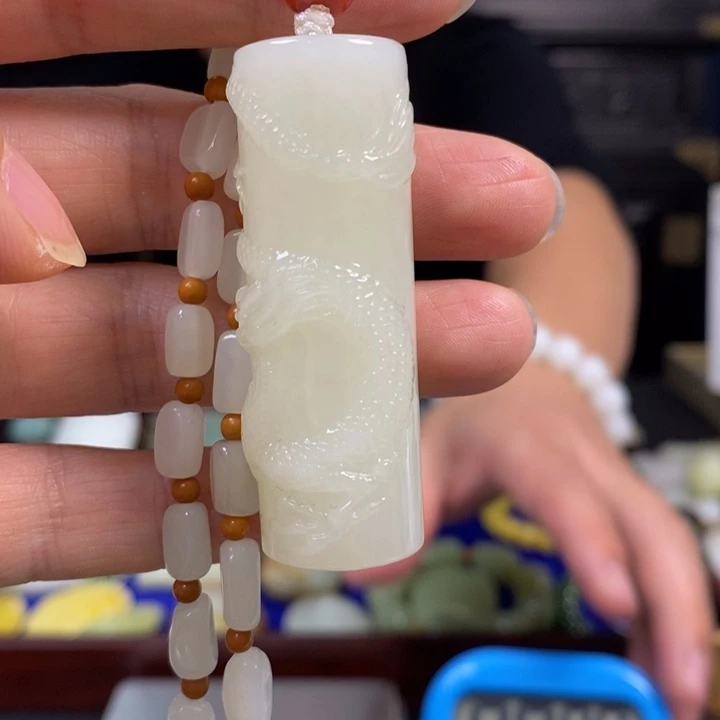 太***花和田玉未镶嵌颈饰