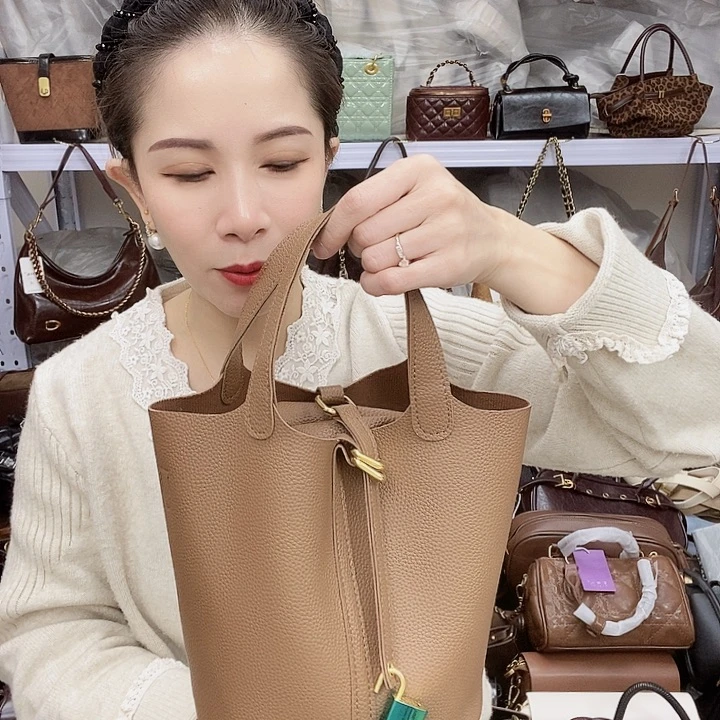 蚕丝小牛剖层皮革PU