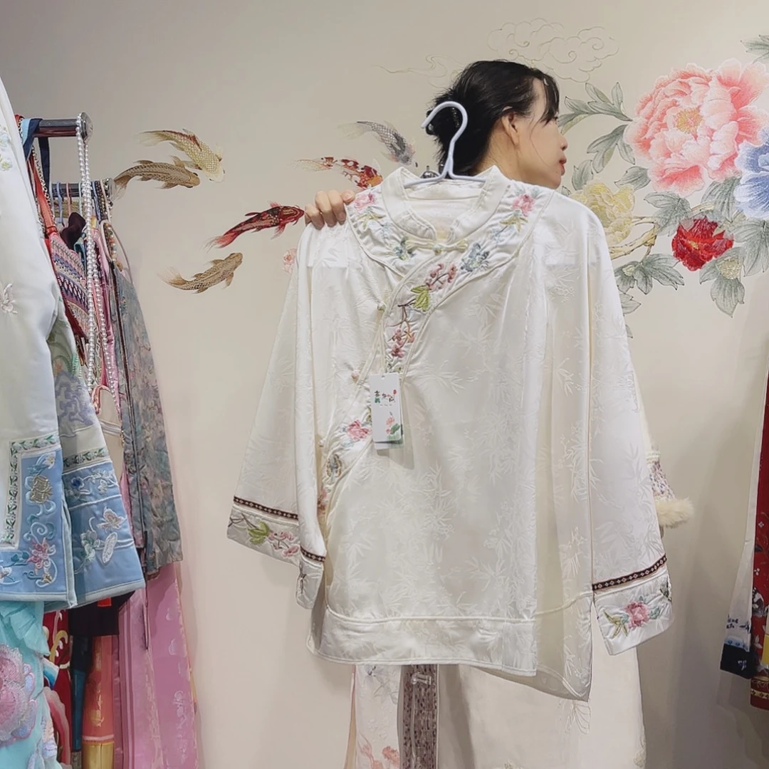 春秋款常规百搭刺绣包边提花新缎白色小姐姐服
