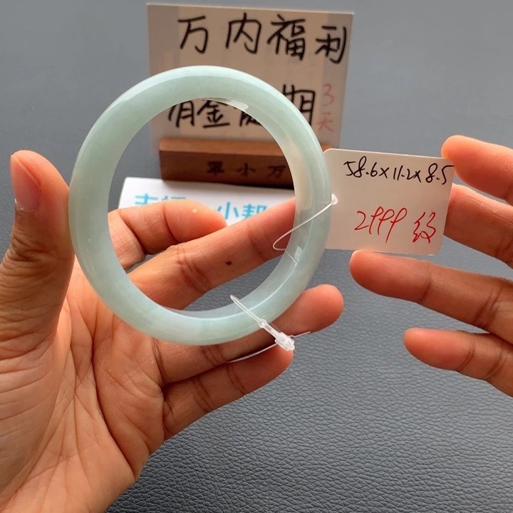 翡翠手镯未镶嵌翡翠手镯