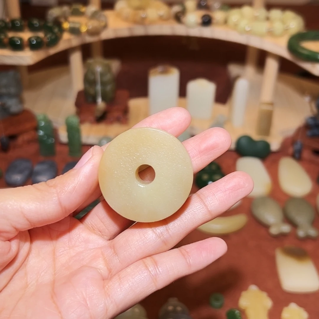 安***e和田玉未镶嵌颈饰