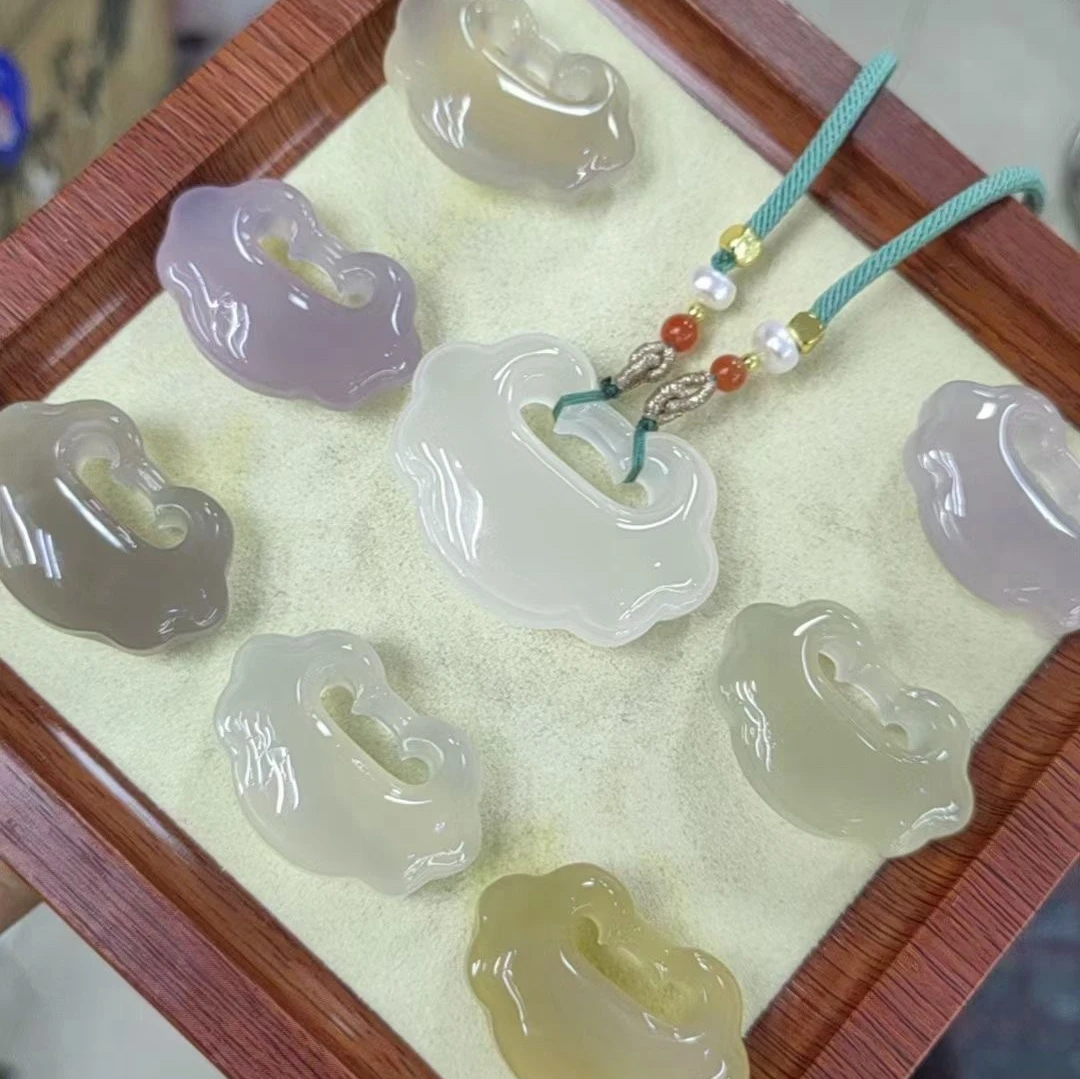 天然玛瑙玉髓吊坠祥云锁女冰透如意锁直播间选款（多样性发货）