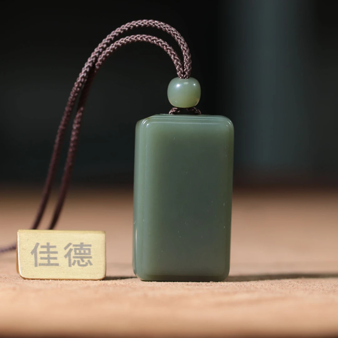 【佳德】41克新疆和田玉沙枣青《无事牌》苏州纯手工雕刻和田玉佩吊坠
