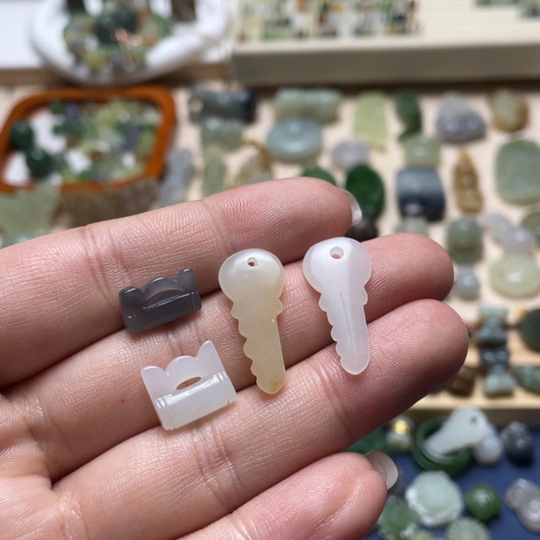 和田玉未镶嵌颈饰一个