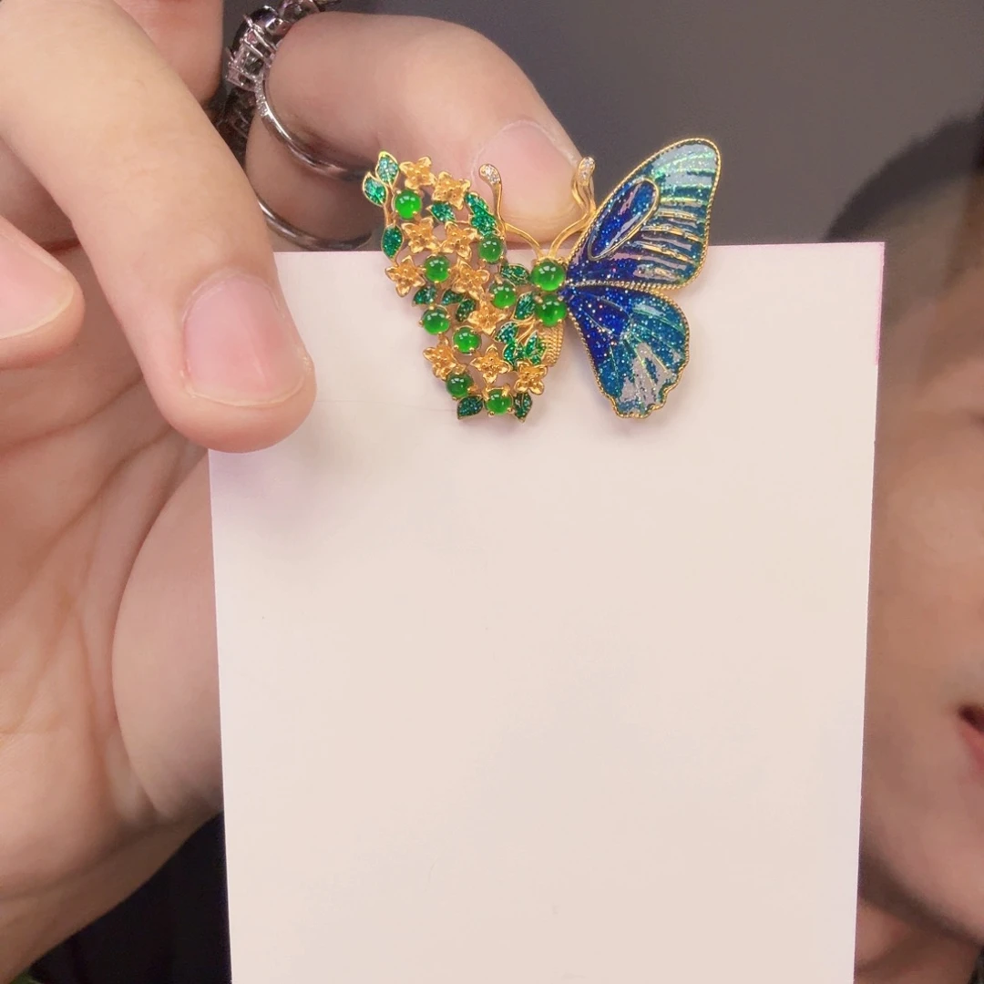 翡翠未镶嵌颈饰一件