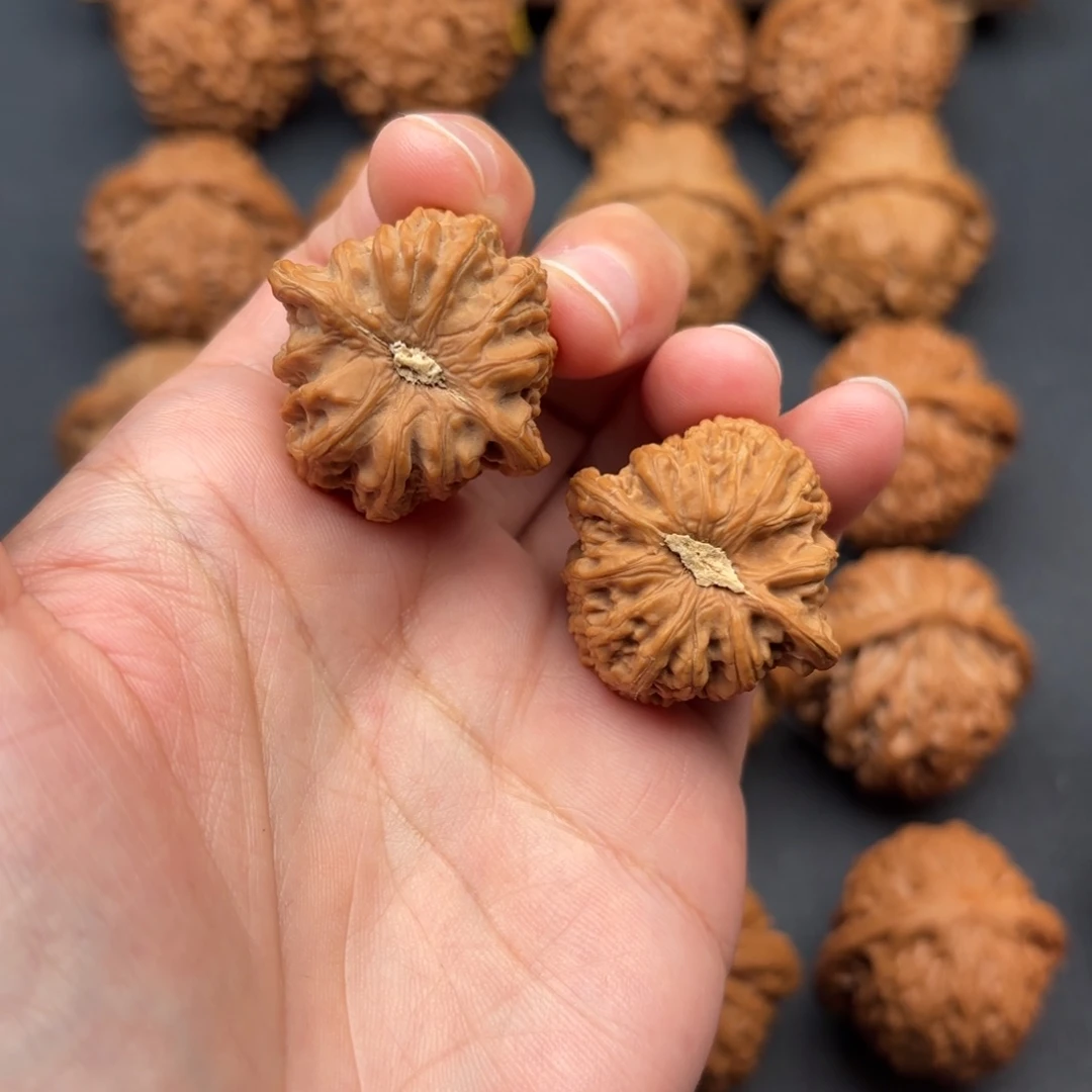 K***G吊坠文玩核桃红宝石31