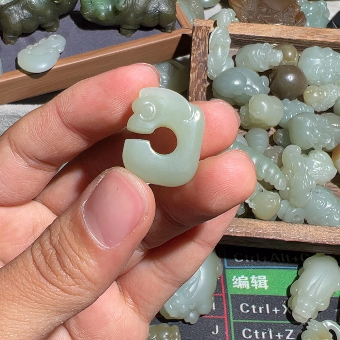 颈饰未镶嵌和田玉于*