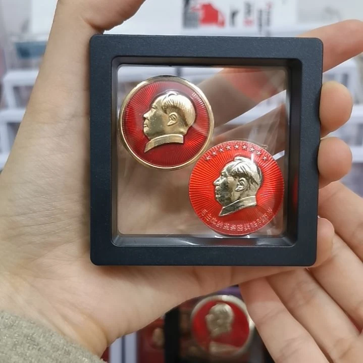 合金M****r红藏纪念像章2枚