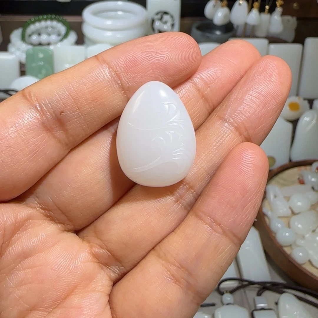 青****颈饰未镶嵌和田玉