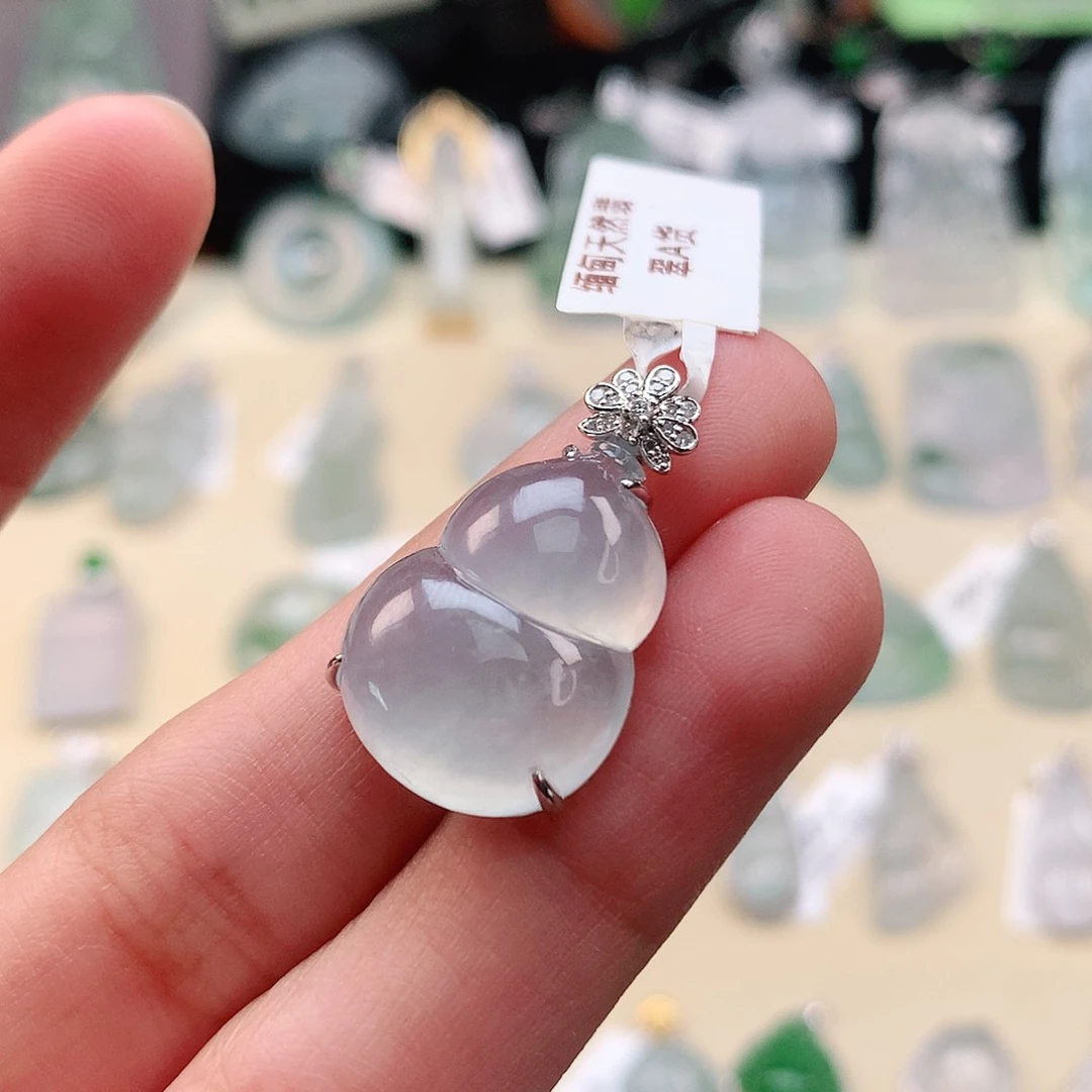 翡翠18K金镶嵌颈饰葫芦