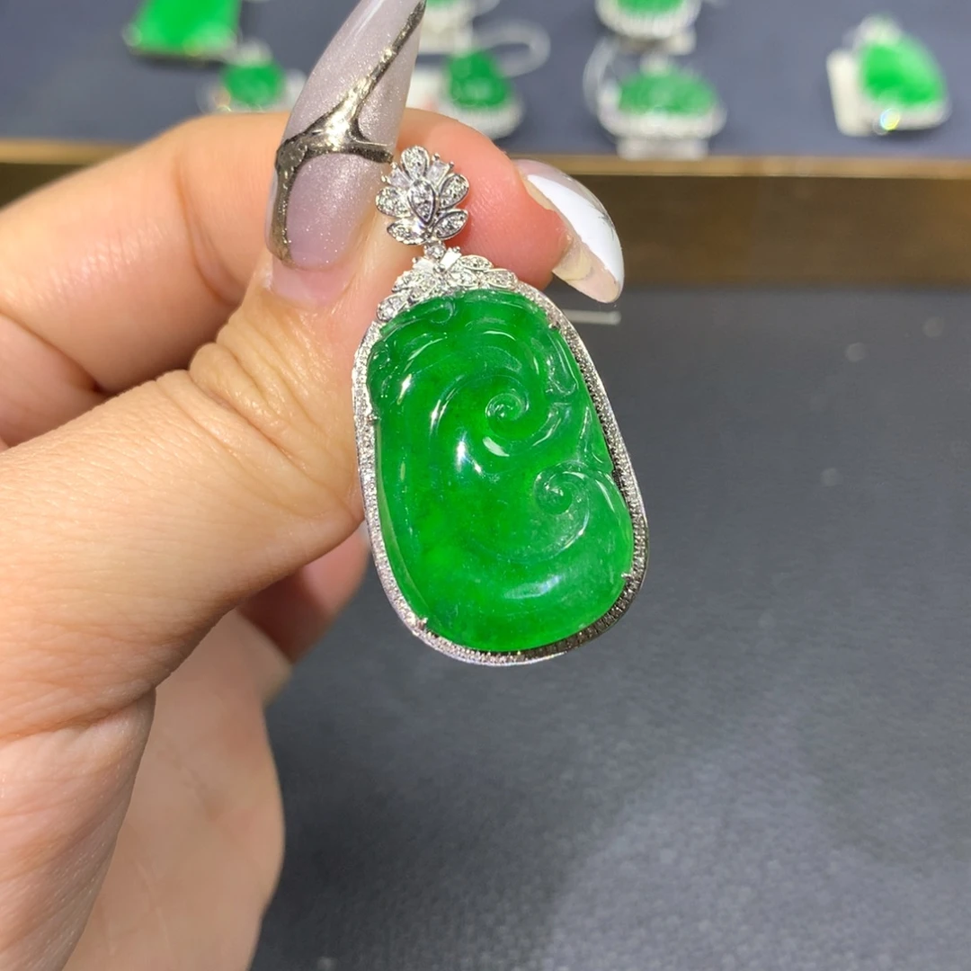 翡翠颈饰18K金镶嵌翡翠