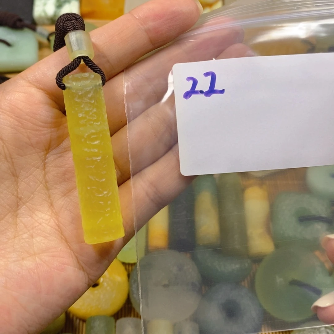 蛇纹石玉未镶嵌颈饰翊***。