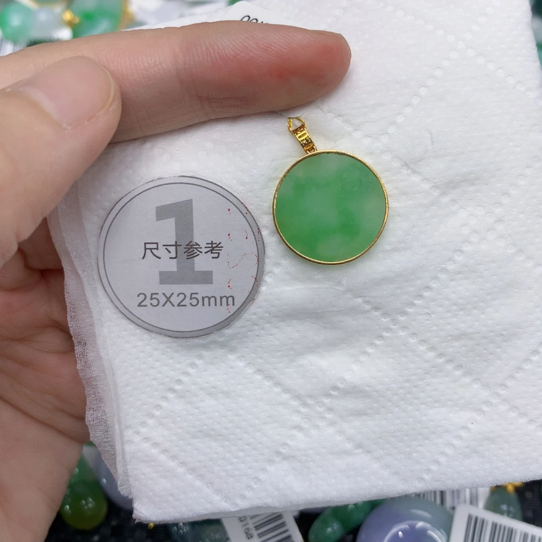 是****翡翠18K金镶嵌颈饰12456788999