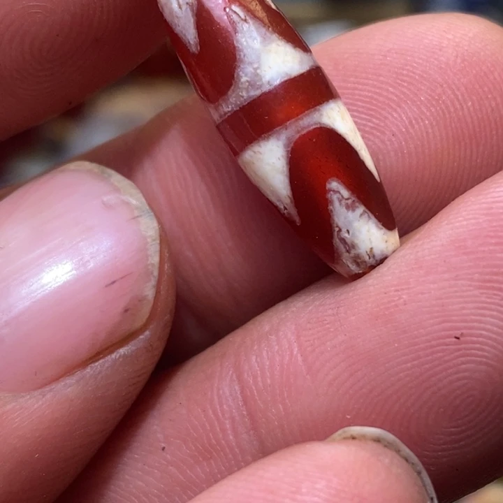 未镶嵌珠子的颜色是蓝色玛瑙/玉髓