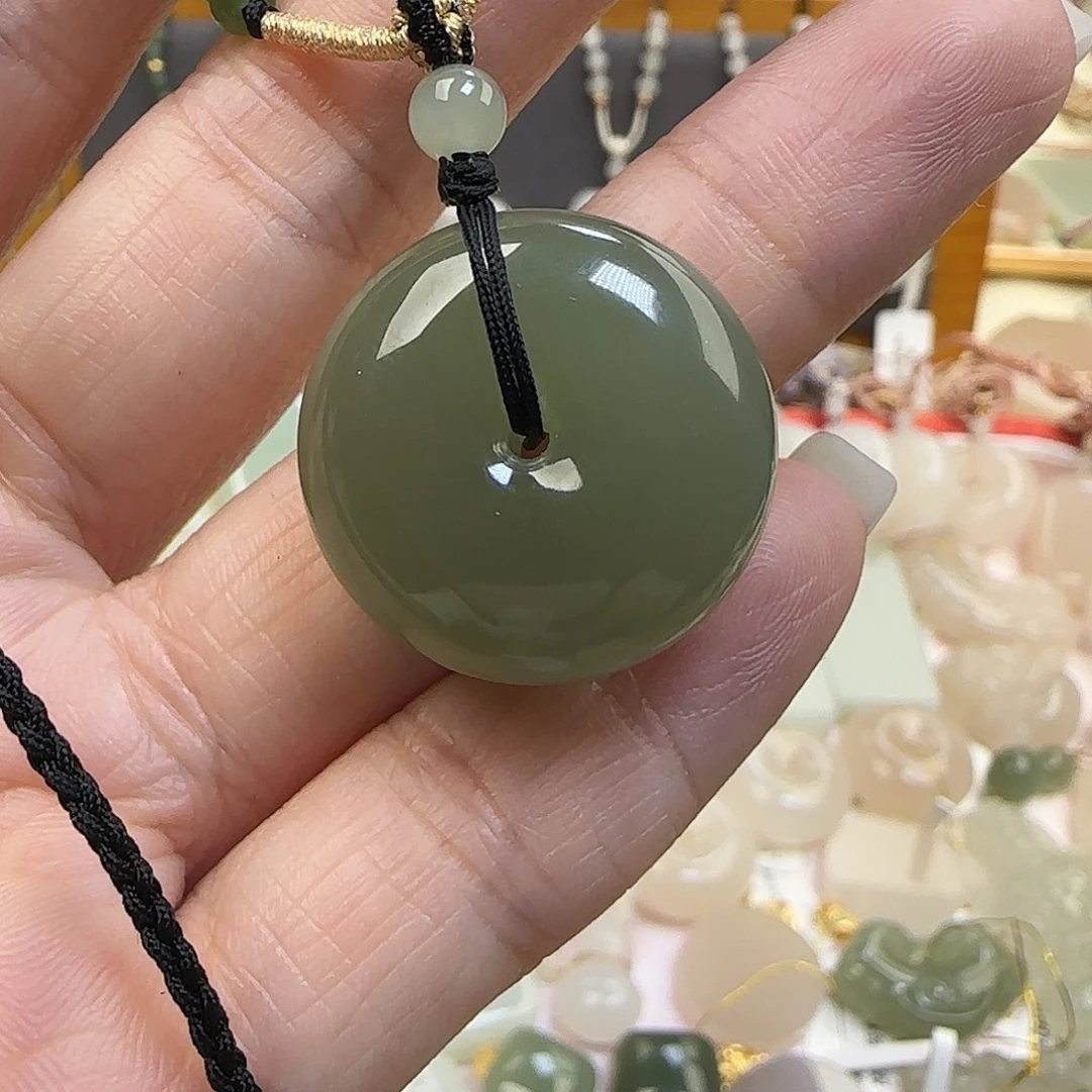 『***』和田玉未镶嵌颈饰