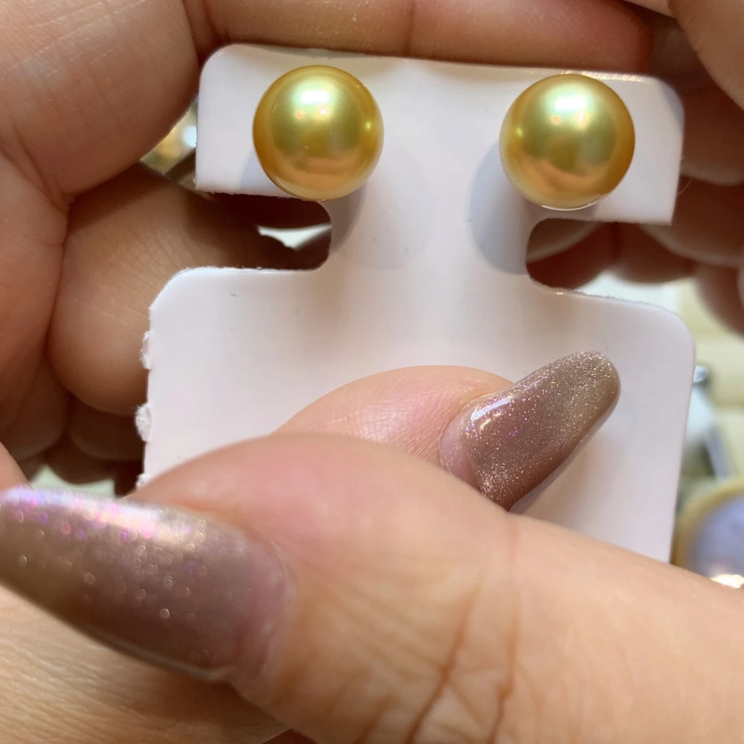 18K金镶嵌海水珍珠耳饰