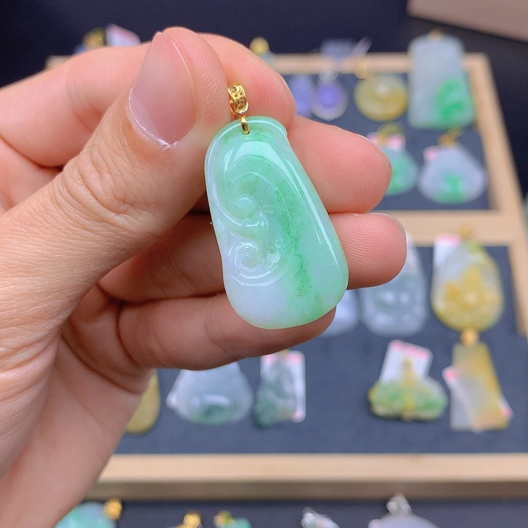 翡翠颈饰18K金镶嵌翡翠