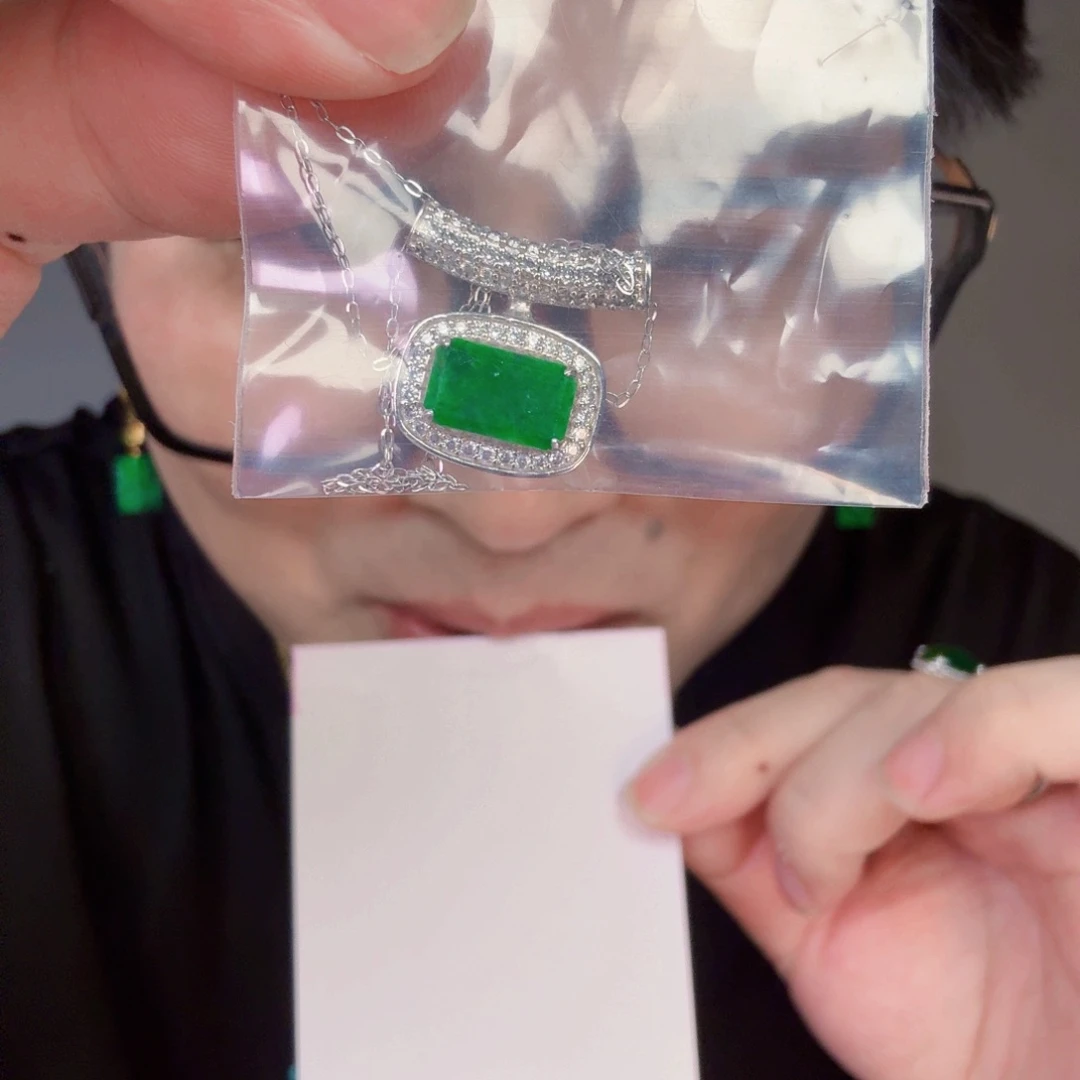 翡翠未镶嵌颈饰一件