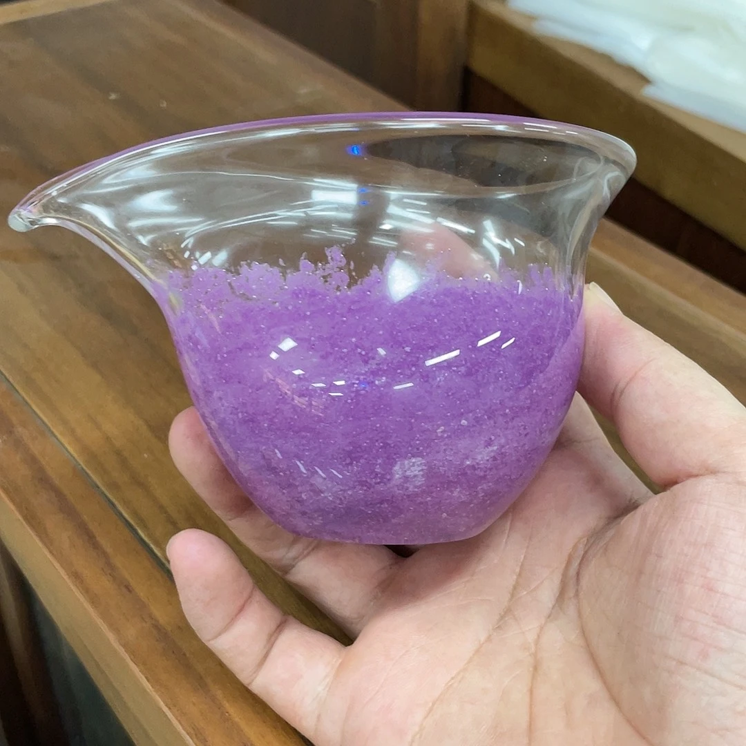 搪瓷杯子里还有很多东西