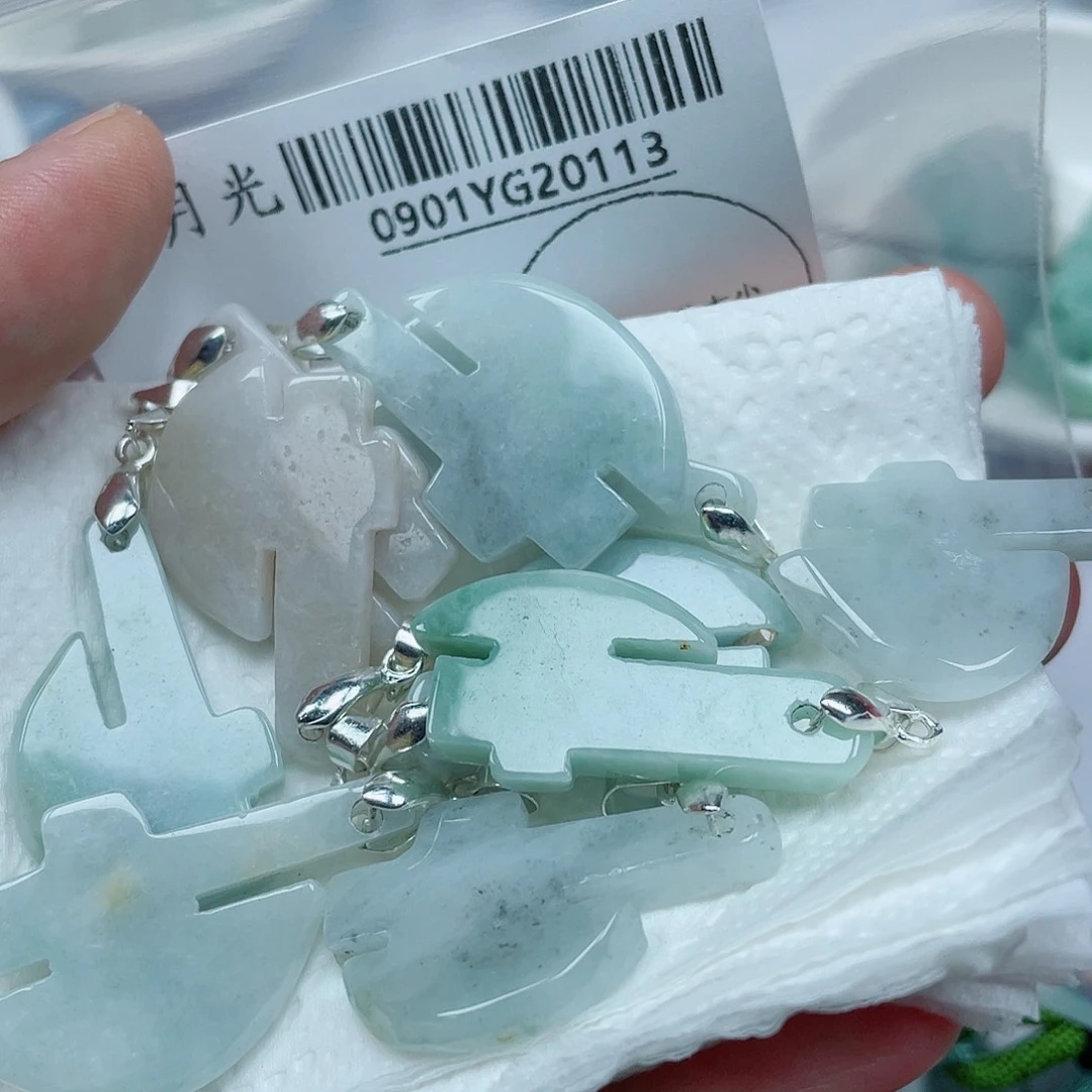 吊坠(不含链)未镶嵌翡翠