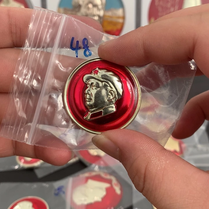 其他普通金属红章武像红底金圈。