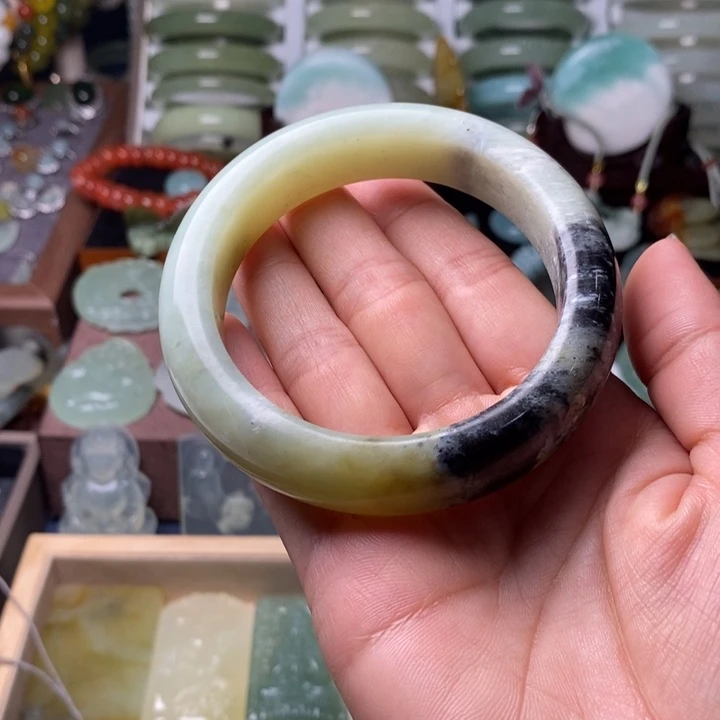 未镶嵌蛇纹石玉颈饰