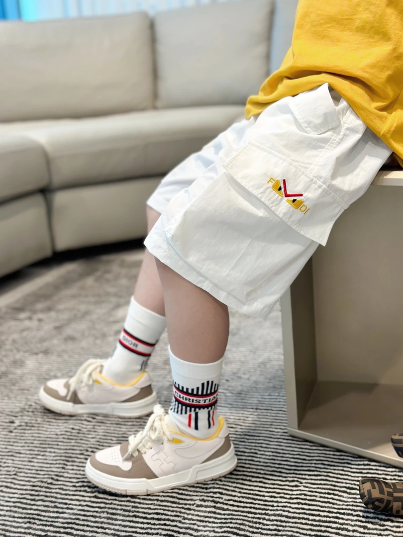 儿童中性白色小恶魔短裤