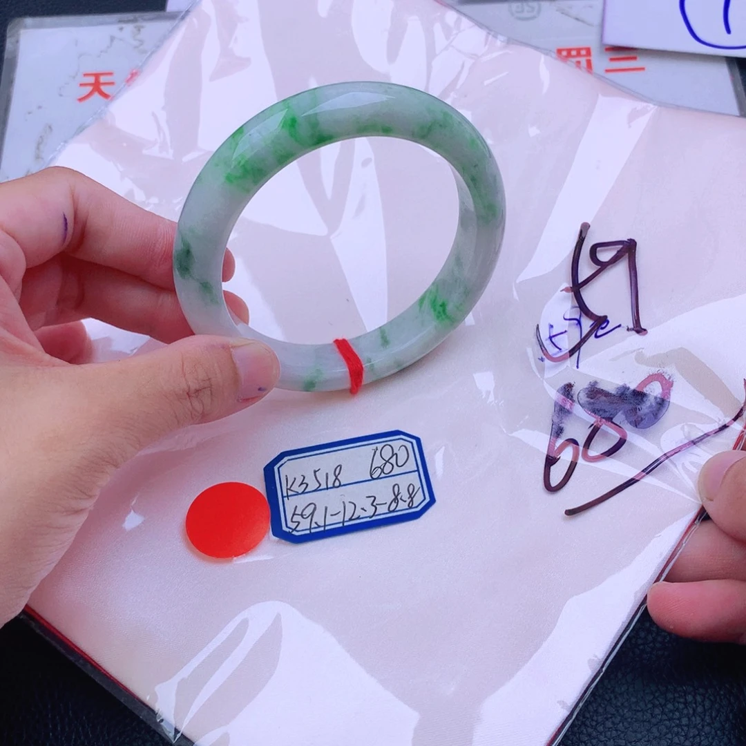 翡翠手镯未镶嵌翡翠