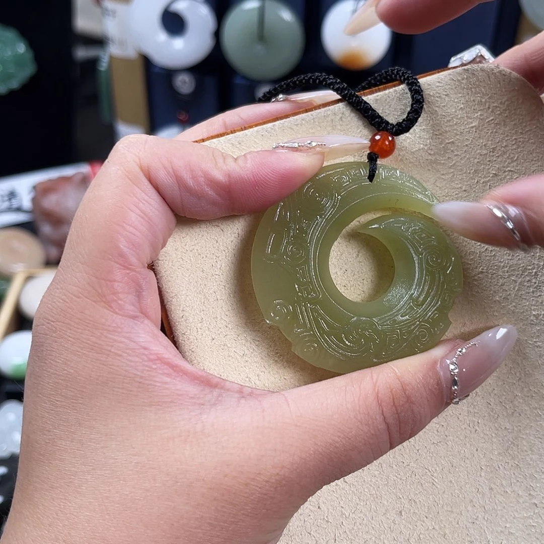 颈饰未镶嵌石英质玉